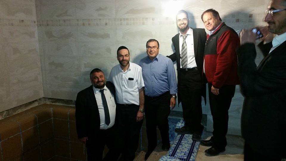ראש העיר מר משה אבוטבול ובכירי העירייה: מר משה מונטג ממונה הנדסה, אריה ברדוגו גזבר העירייה והיועץ המשפטי עו