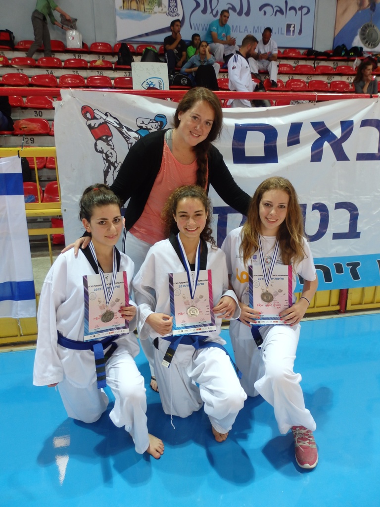 תמונה קבוצתית עם התעודות