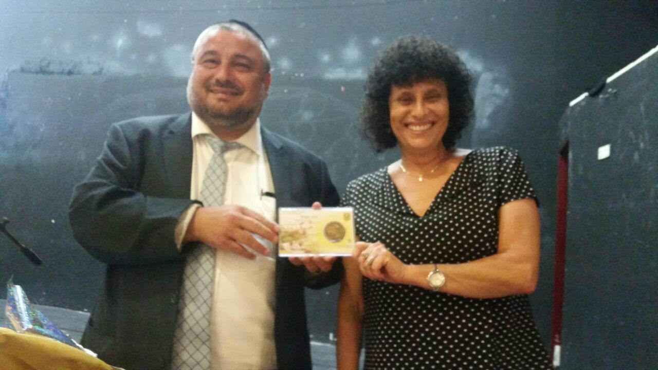 ראש העיר מעניק שי הערכה לגב' איריס צור 