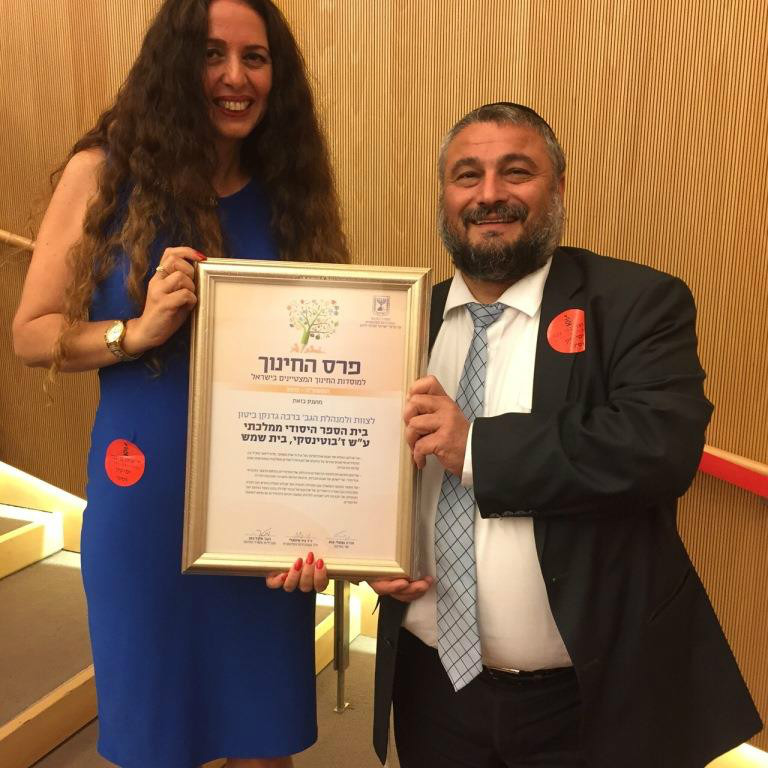 ראש העיר משה אבוטבול עם מנהלת ביה"ס זבוטינסקי ברכה גדנקן 