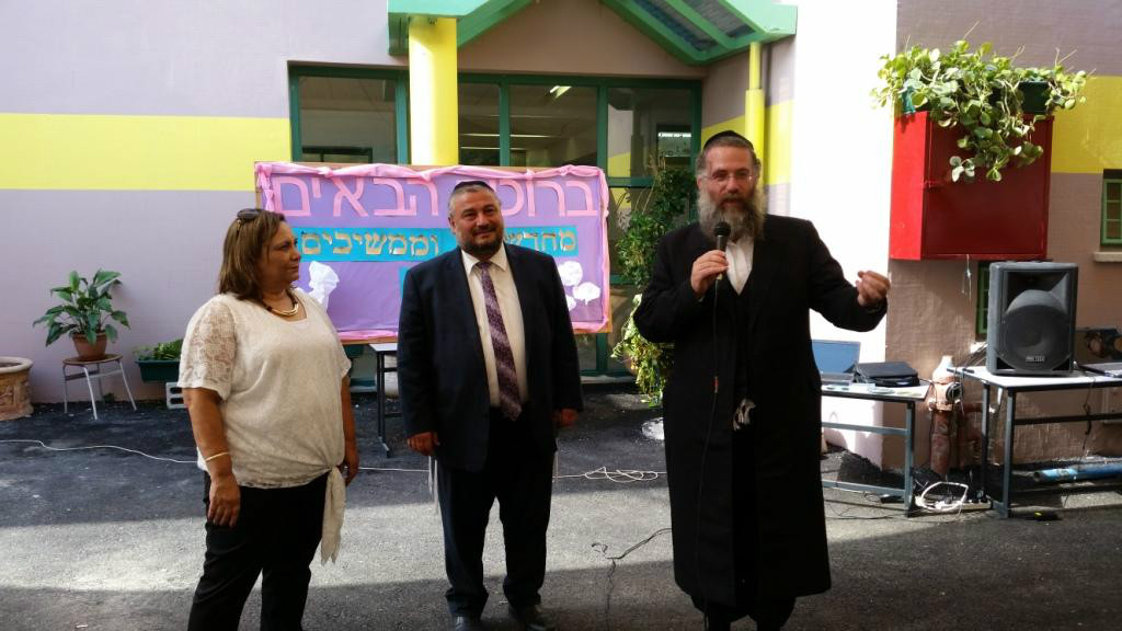 הממונה על החינוך ישעיהו ארנריך נושא דברים בפניי התלמידים