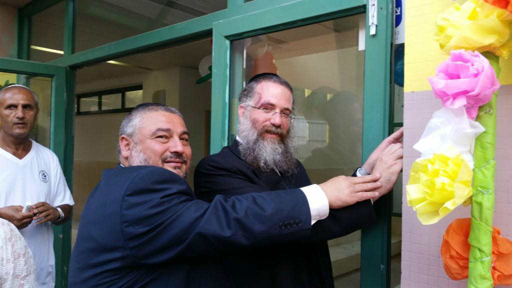 ראש העיר והממונה על החינוך בטקס קביעת מזוזה 