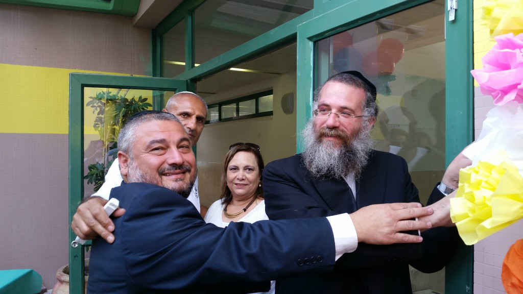 ראש העיר והממונה על החינוך בטקס קביעת מזוזה 