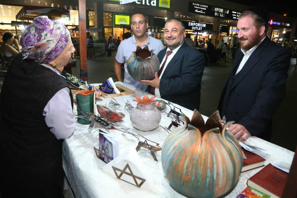 ראש העיר ודובר העירייה בסיור בביתני האמנים