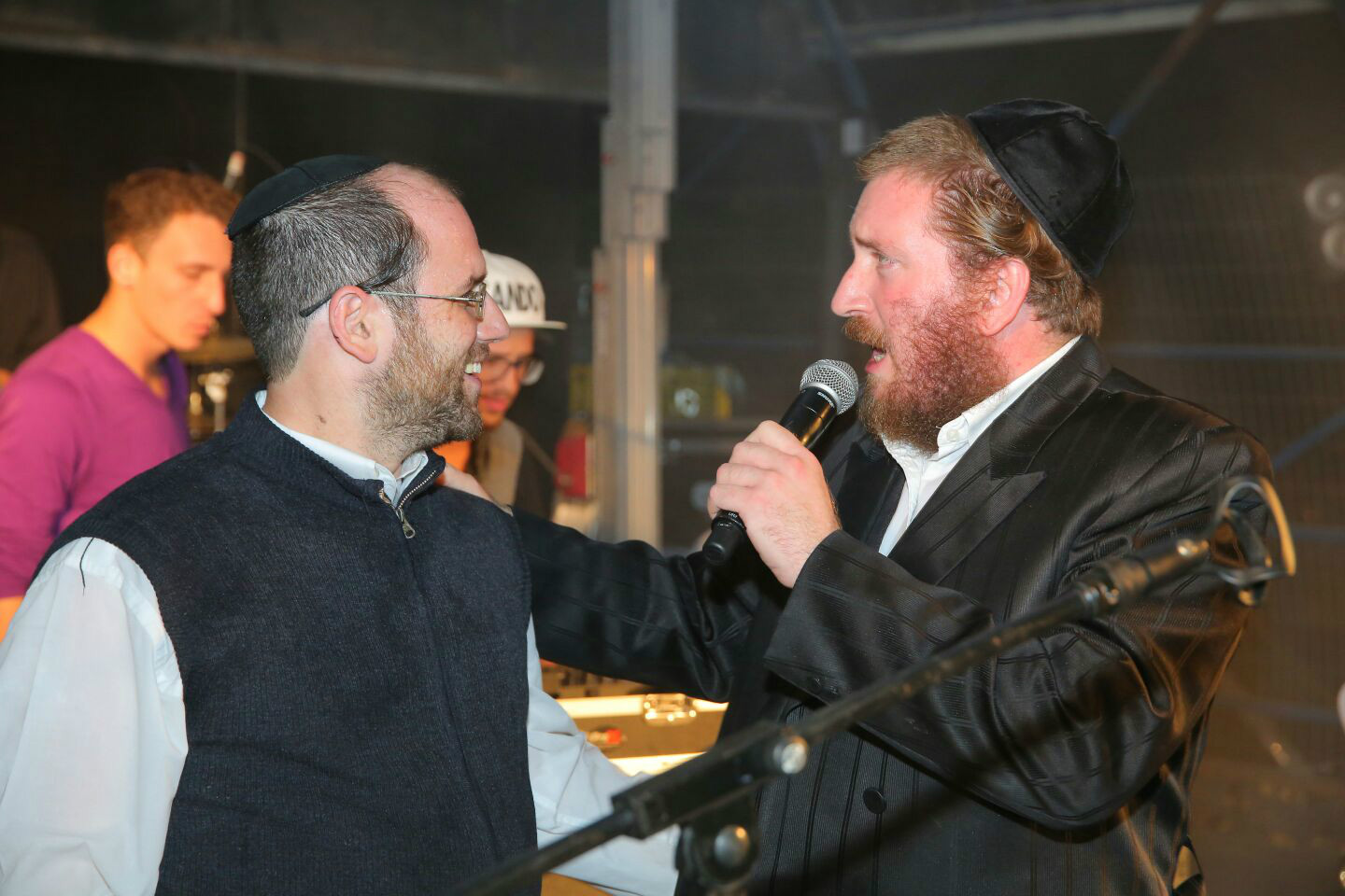 דובר העירייה מר מתי רוזנצוויג עם משתתפי הפסטיבל