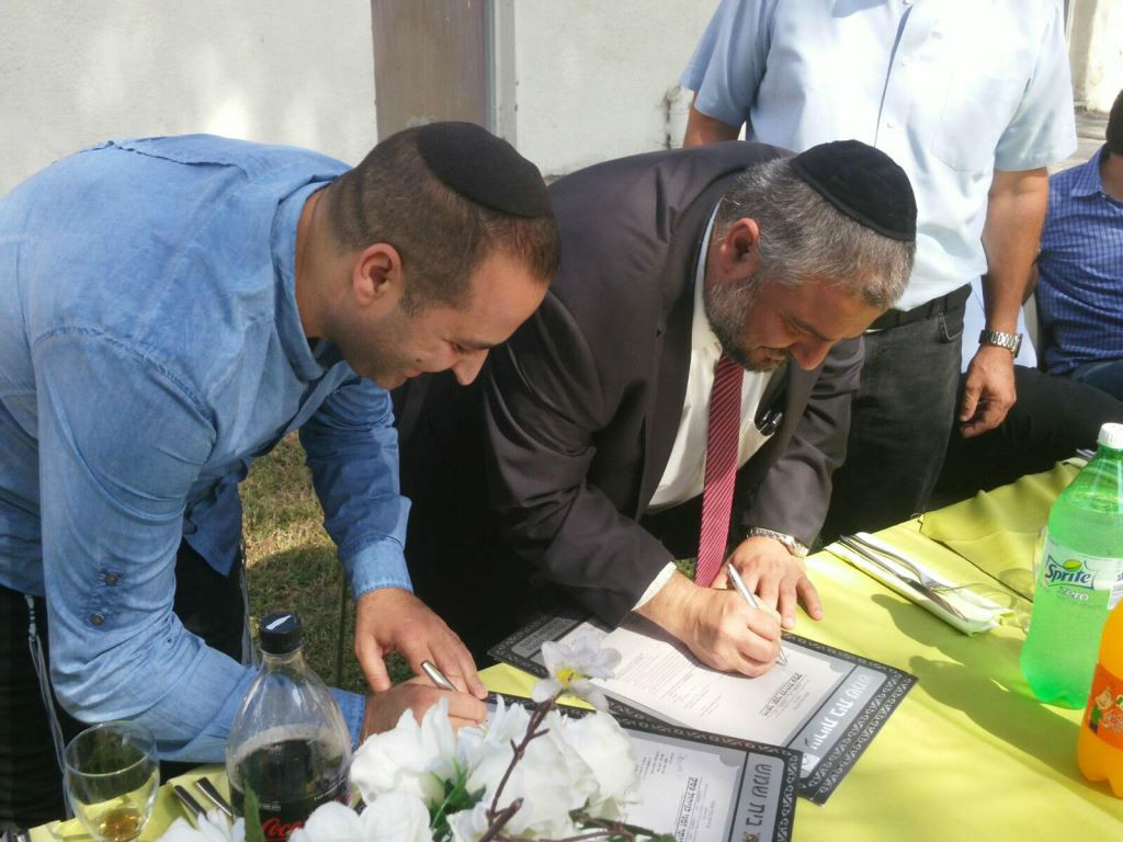 ראש העיר משה אבוטבול ומאיר בלעיש סגן ראש העיר במעמד החתימה