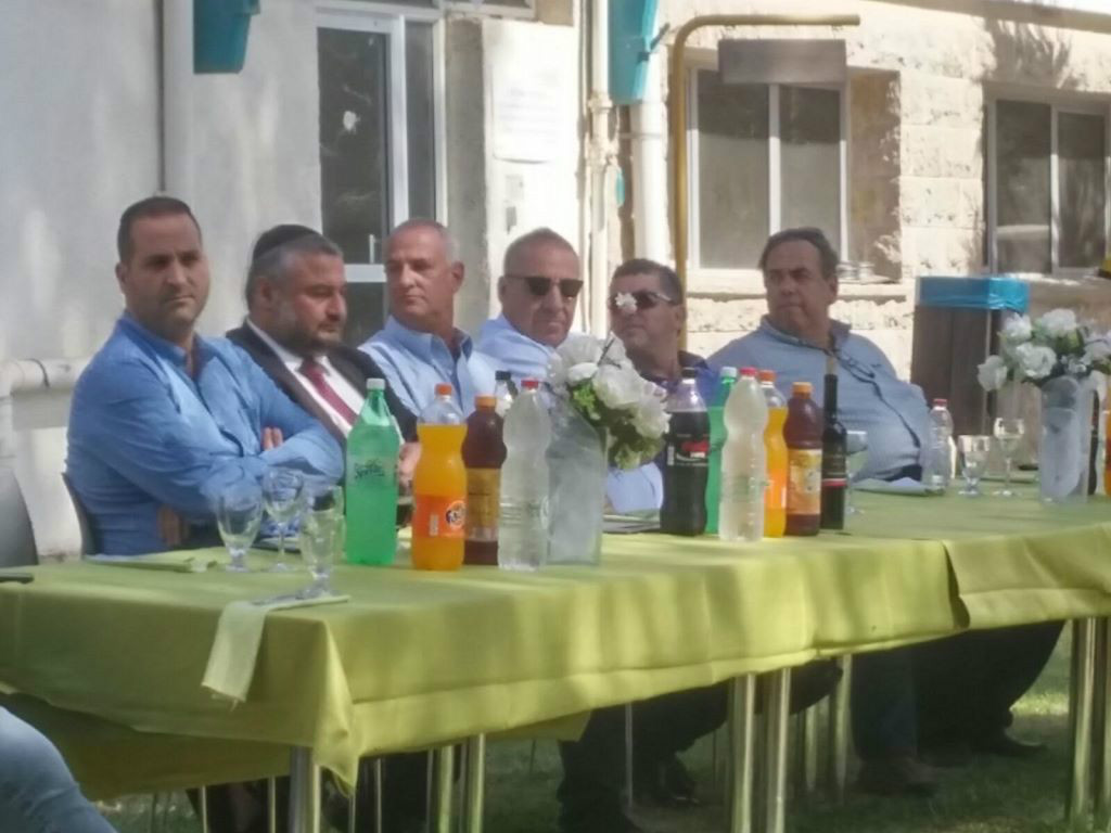 תמונה קבוצתית של בכירי העירייה עם מנהלי המפעל החדשים
