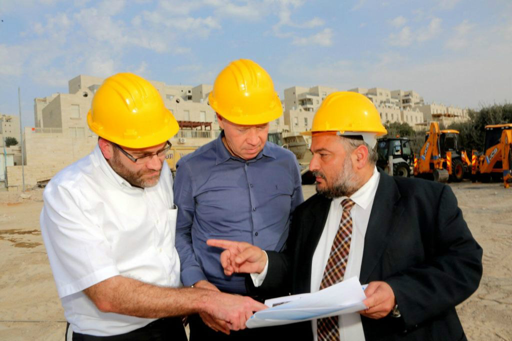ראש העיר משה אבוטבול בסיור עם שר השיכון יואב גלנט