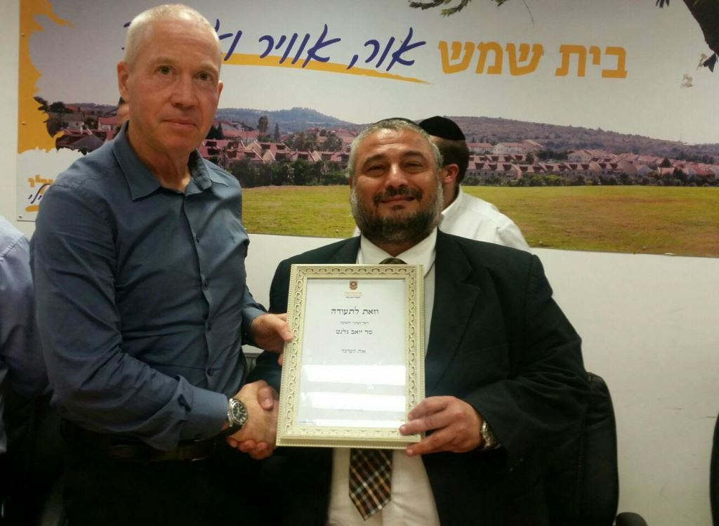 ראש העיר מעניק לשר תעודת הוקרה