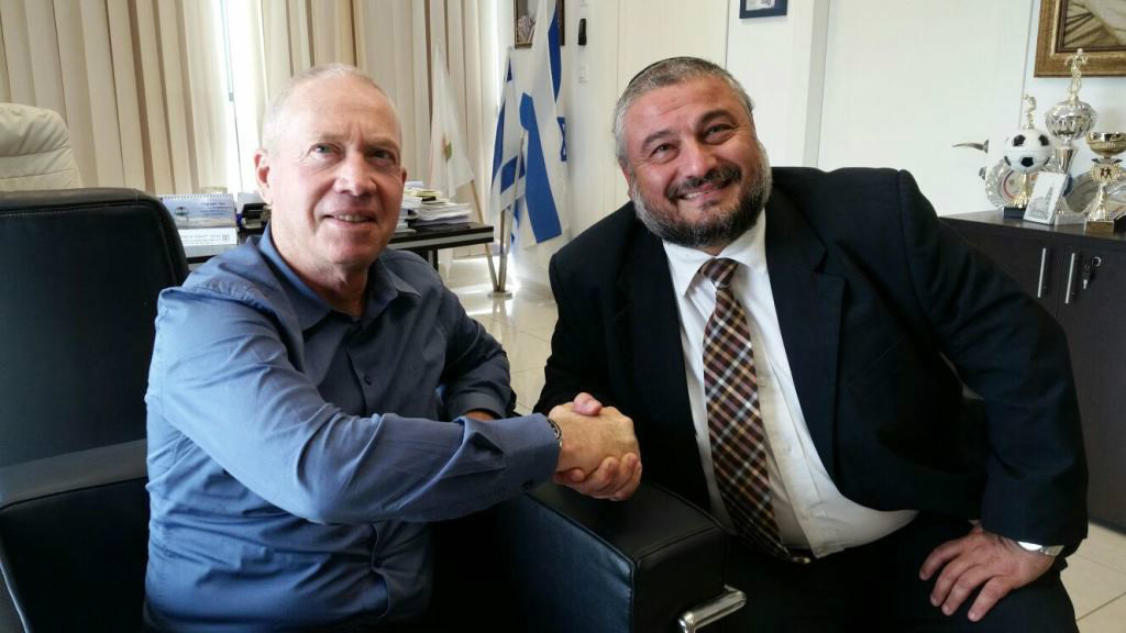 השר וראש העיר בלחיצת יד בלשכת ראש העיר