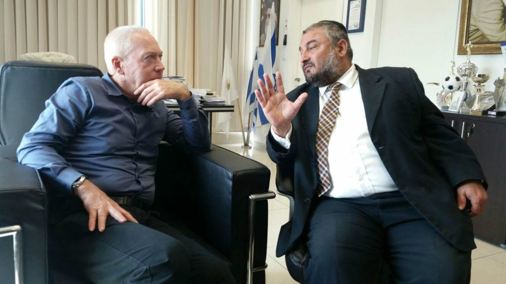 ראש העיר והשר יואב גלנט בשיחה בלשכת ראש העיר 