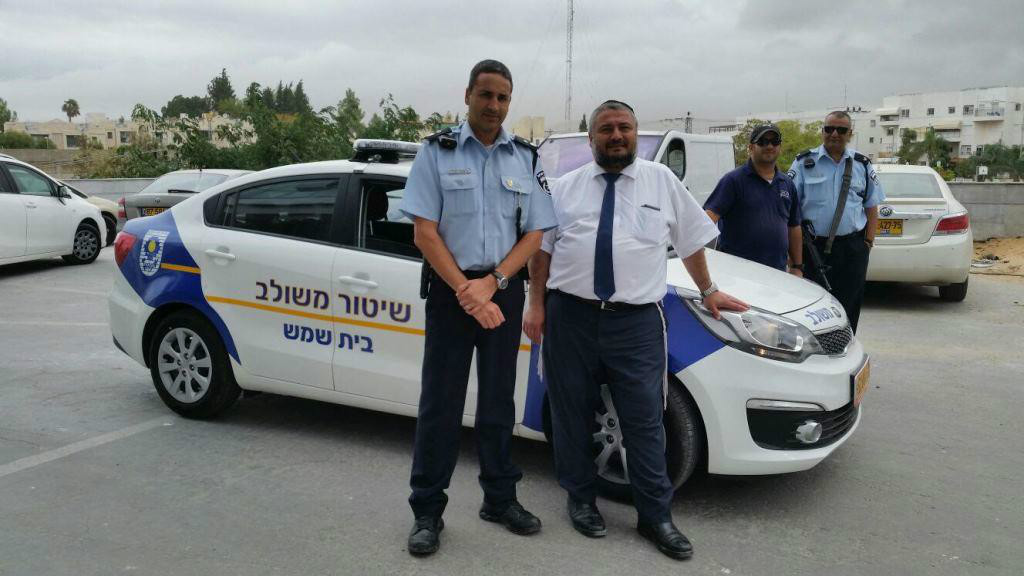 ראש העיר משה אבוטבול ומפקד משטרת בית שמש שלומי טולידנו על רקע הניידת החדשה 