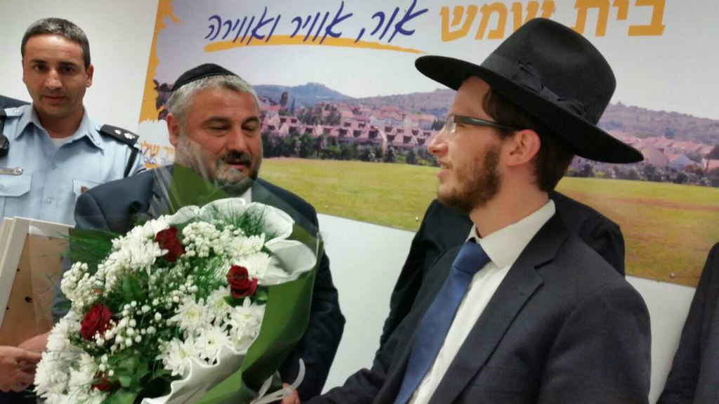 ראש העיר מעניק זר פרחים לאזרח שנפגע בפיגוע 