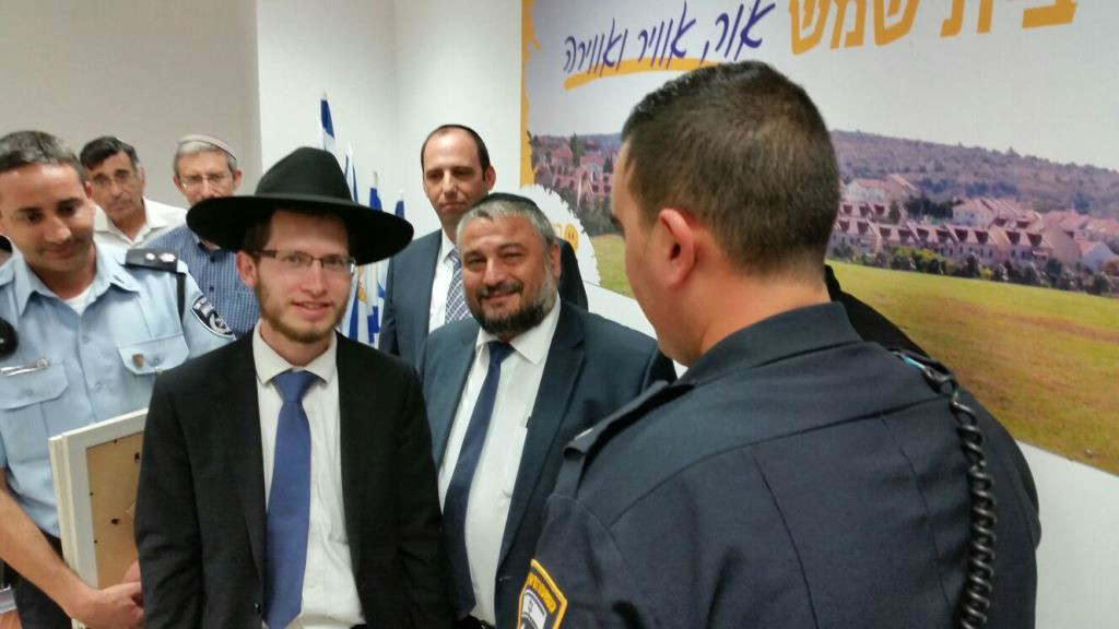 מפגש בין השוטר המציל לאזרח שנפגע 