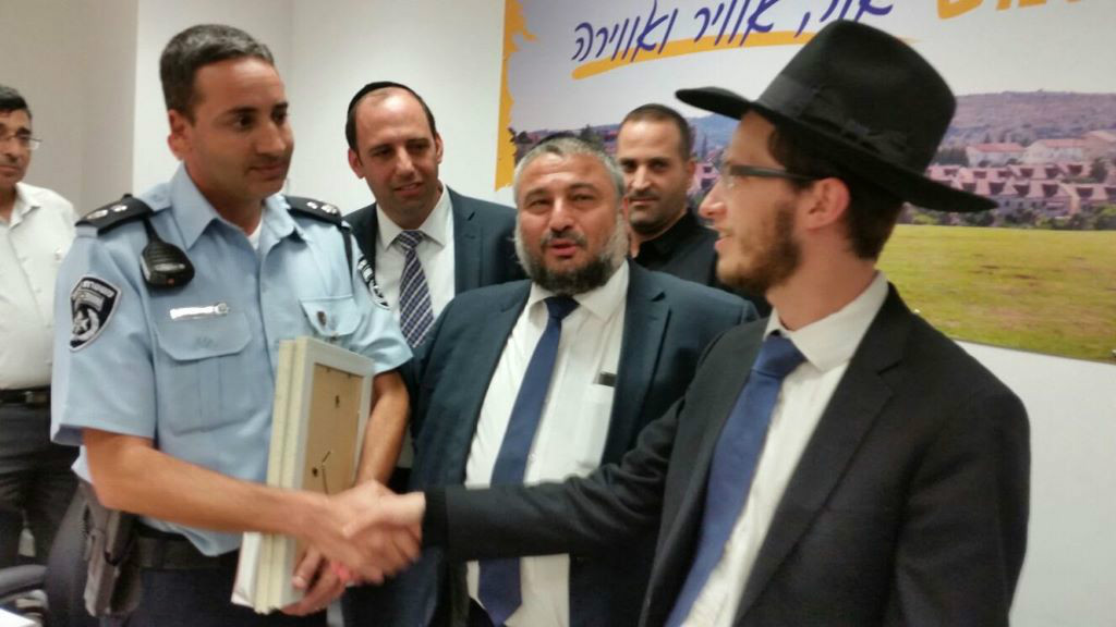 ראש העיר ומפקד תחנת המשטרה מעניקים תעודת הוקרה לאזרח שפעל לזיהוי המחבלים