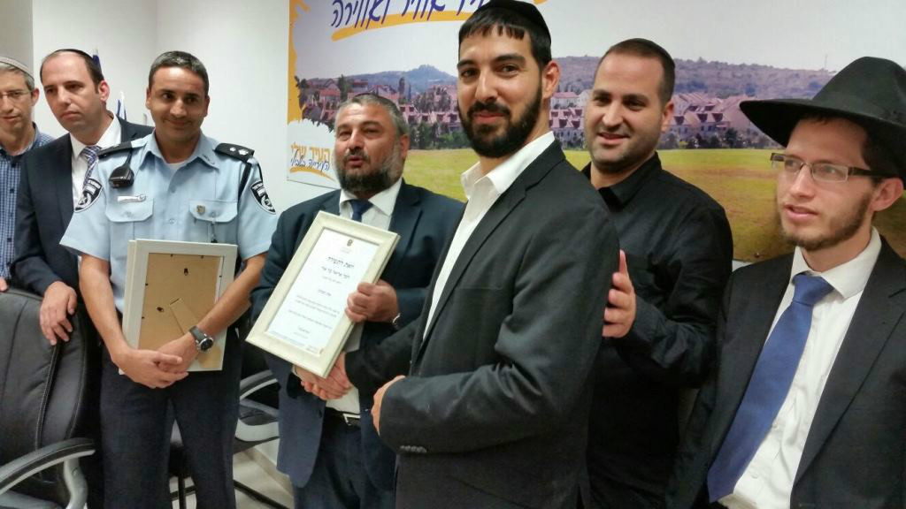 ראש העיר מעניק תעודת הוקרה לאזרח שפעל לזיהוי המחבלים