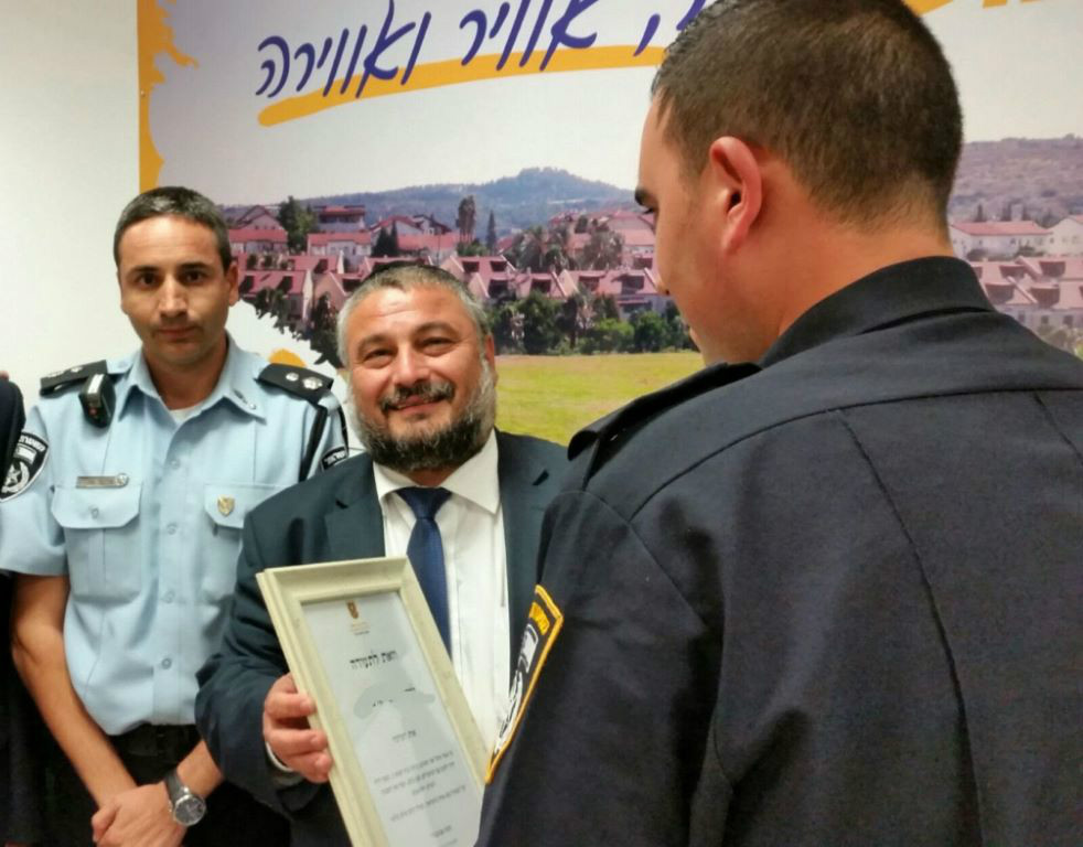 ראש העיר מעניק תעודת הוקרה לשוטרים