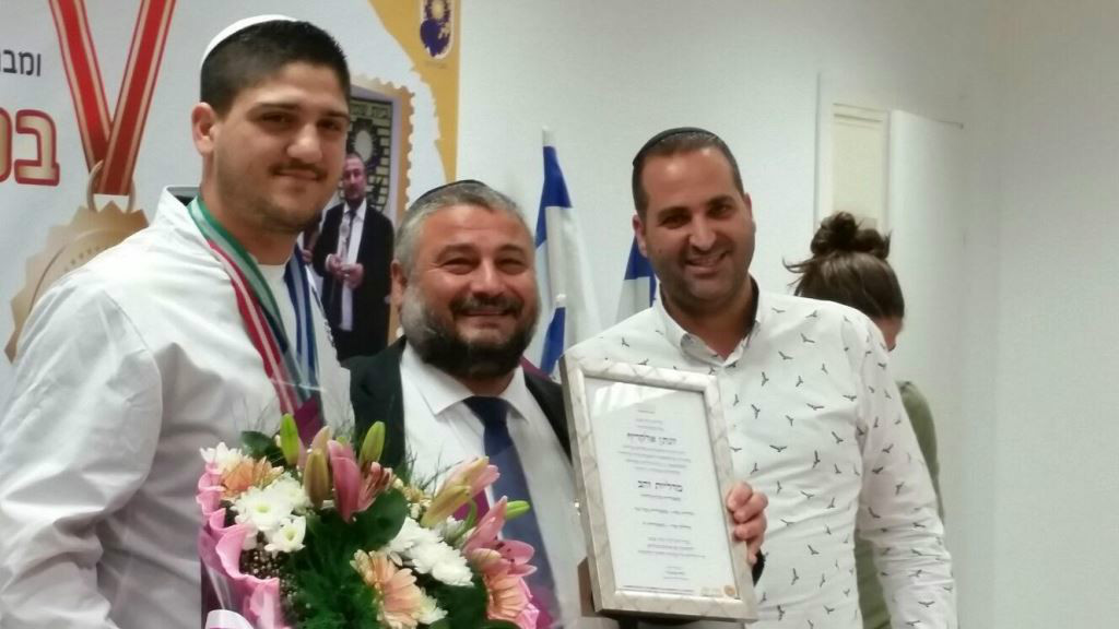 ראש העיר מעניק תעודה לשף יונתן אלקריף