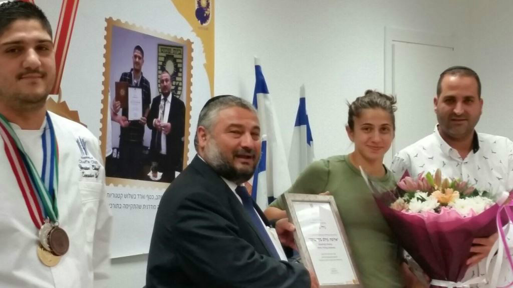 ראש העיר מעניק תעודת הוקרה  לספורטאית נילי בלאק