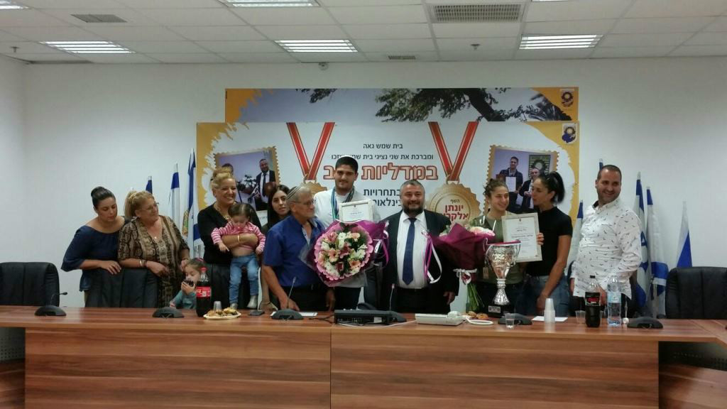 ראש העיר בצילום משותף עם השף יונתן אלקריף והספורטאית נילי בלאק