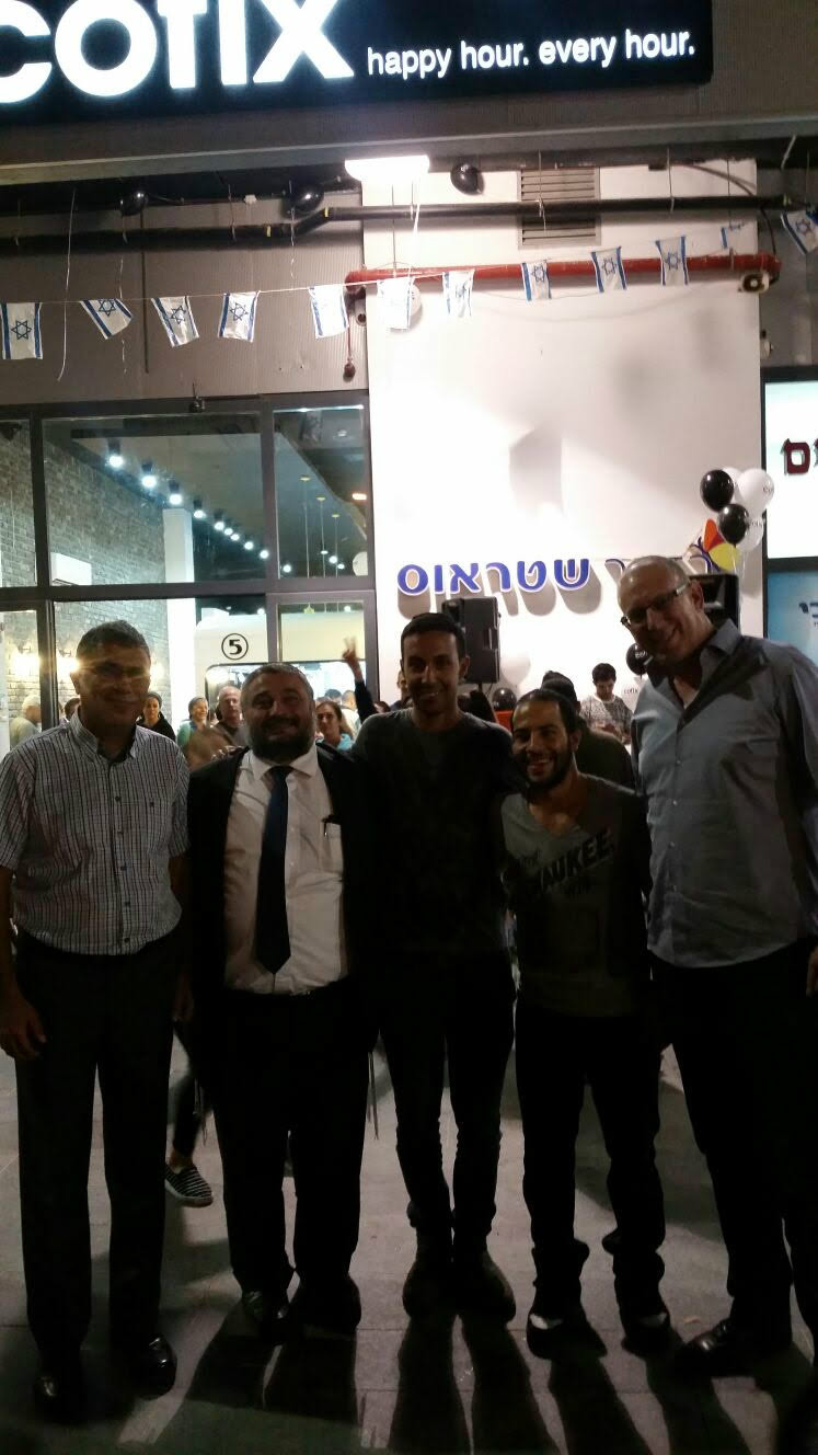 ראש העיר בתמונה קבוצתית עם בעלי המקום