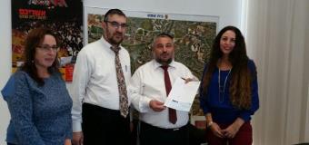 ראש העיר מעניק את הפרס לגברת ברכה גדנקן מנהלת בית הספר 