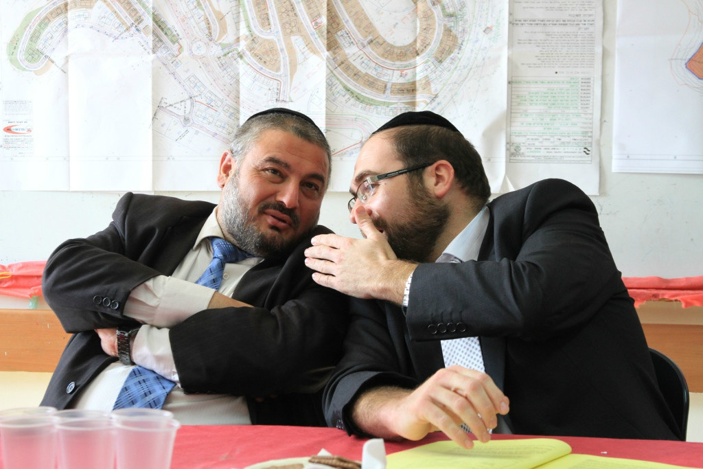 בונים בהיקפים היסטוריים. הרב אבוטבול והרב מונטג