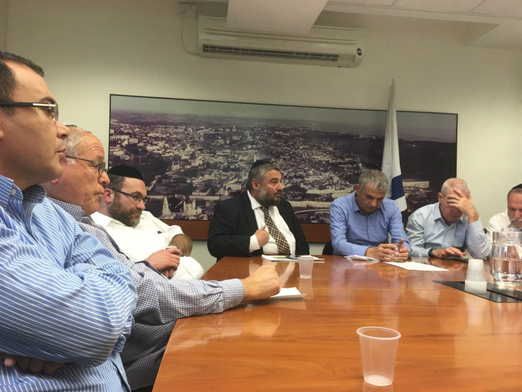 פגישת שרי האוצר והשיכון עם הרב אבוטבול והרב מונטג.jpg