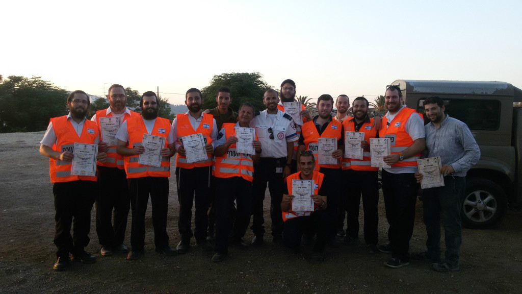 צוות בוגרי ההכשרה מקבל תעודות סיום 