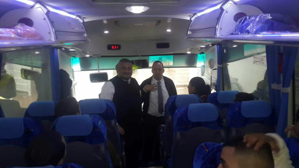 ראש העיר וסגנו שמואל גרינברג בחנוכת הקו החדש