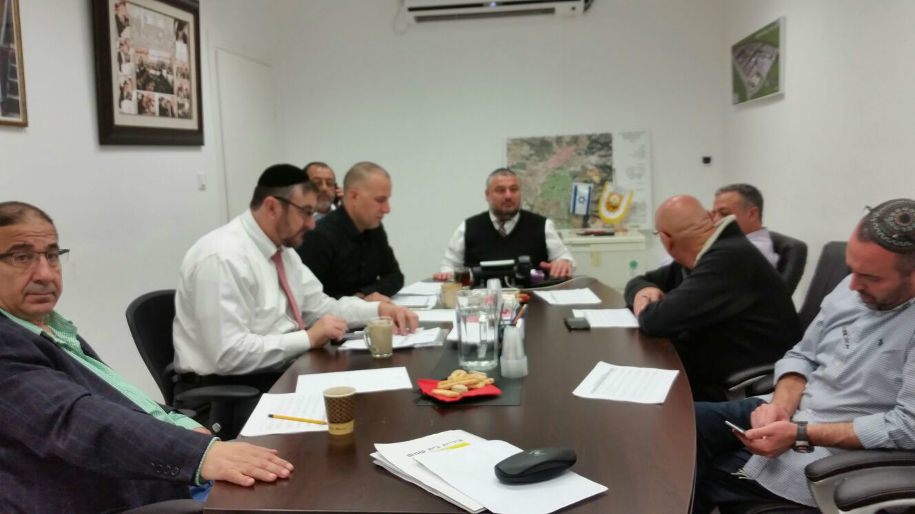 ראש העיר בלשכתו עם בכירי העירייה