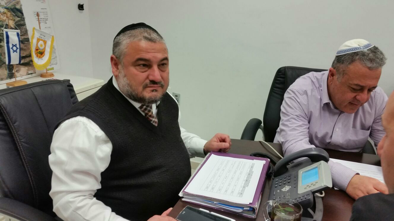 ראש העיר בלשכתו עם בכירי העירייה