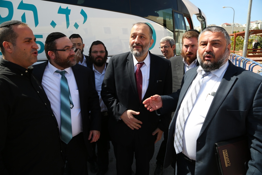 שר הפנים עם בכירי העייריה