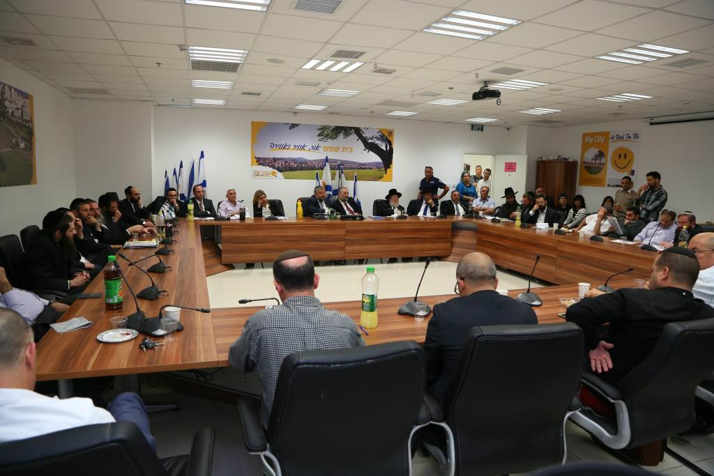 שר הפנים בישיבה בעייריה 