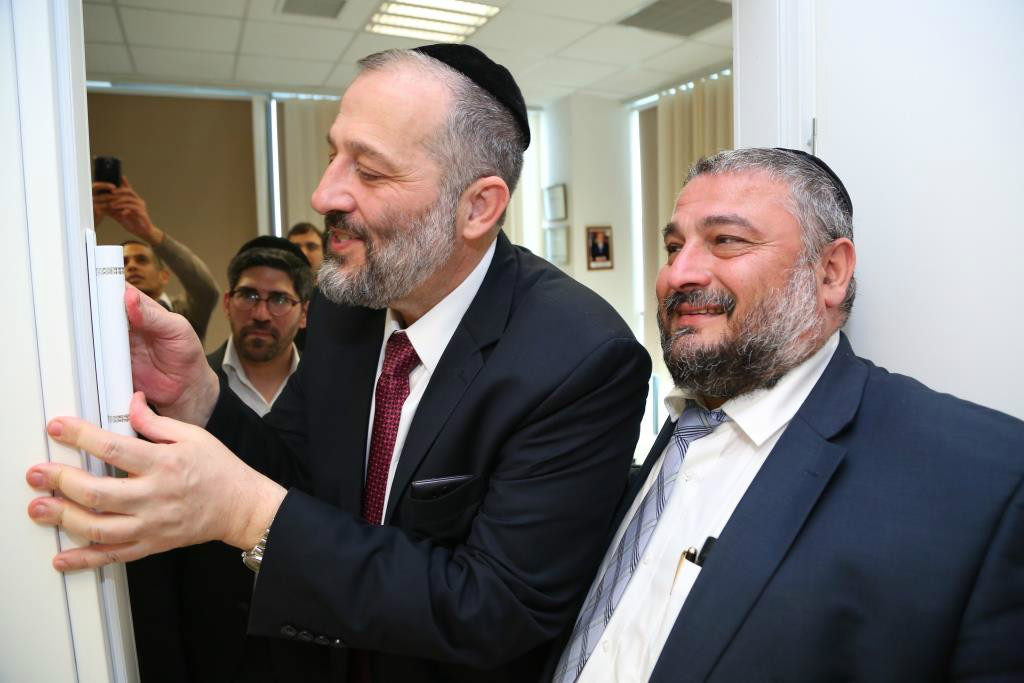שר הפנים במעמד קביעת מזוזה בבניין העייריה 
