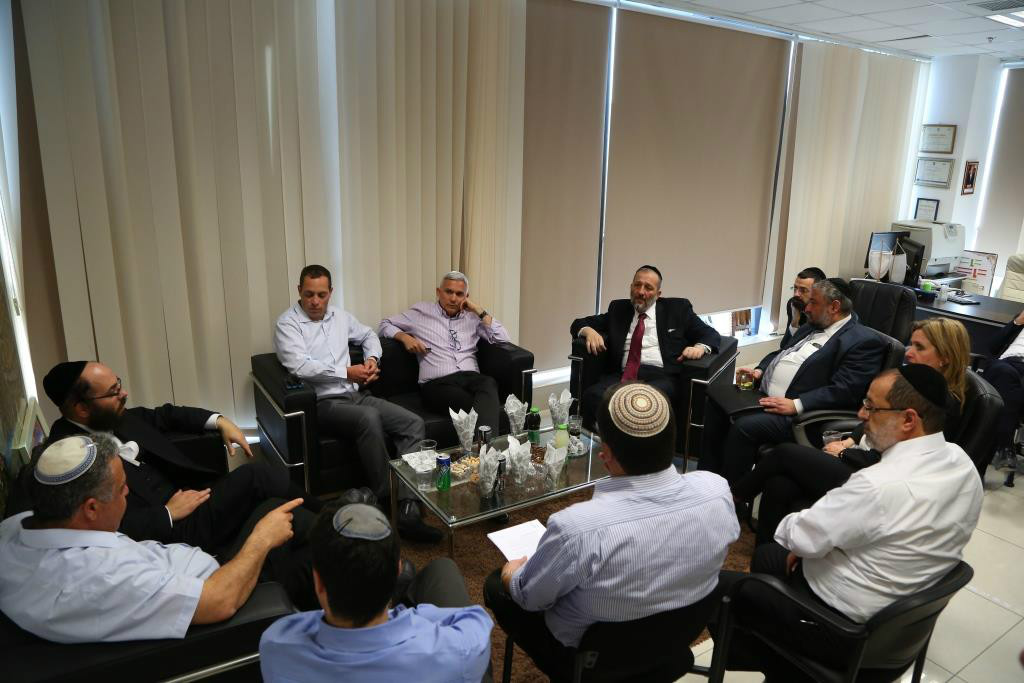 פגישה בלשכת ראש העיר 