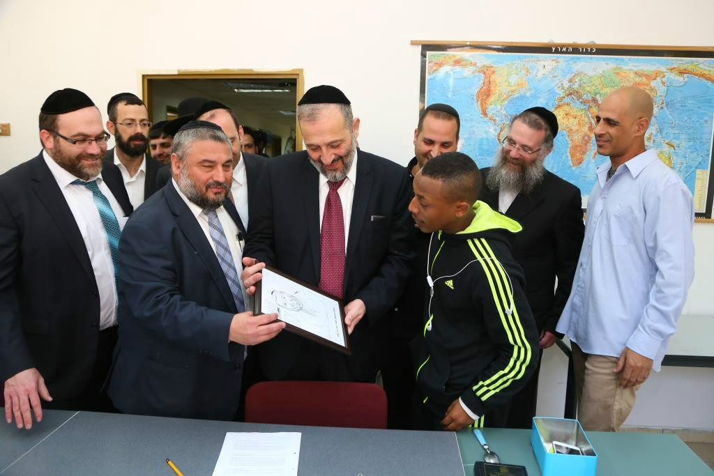 ראש העיר ושר הפנים מעניקים תעודת הוקרה לבן נוער 