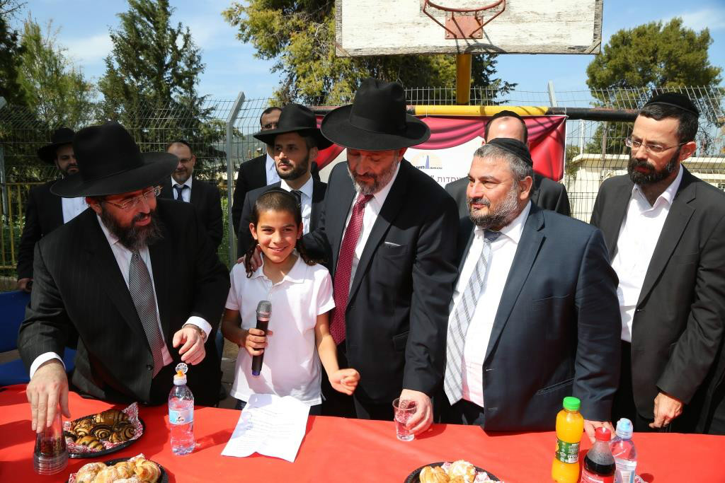 שר הפנים בביקור במוסד חינוכי 