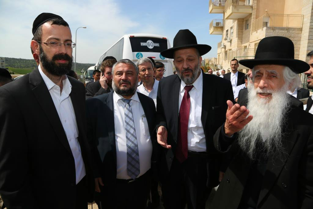שר הפנים בסיור ברחבי העיר 
