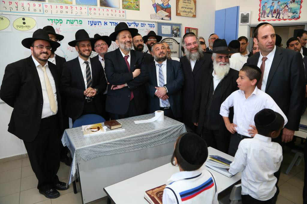 שר הפנים בביקור במוסד חינוכי 