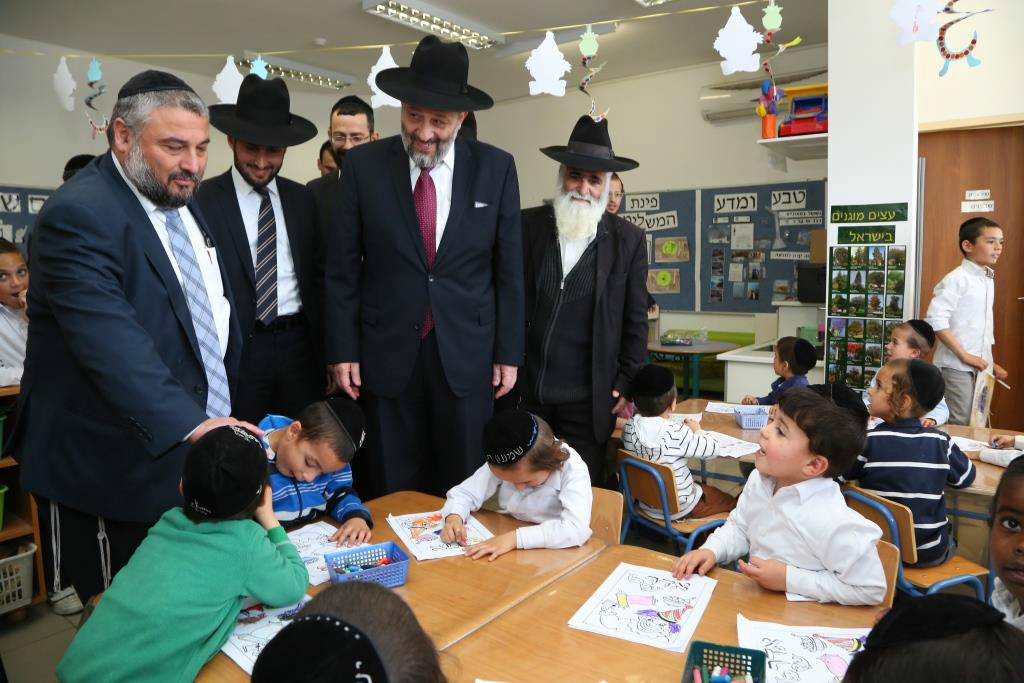 שר הפנים בביקור במוסד חינוכי 
