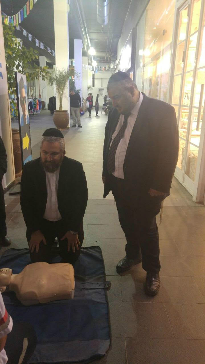 ראש העיר משתתף בהדגמה של מד"א