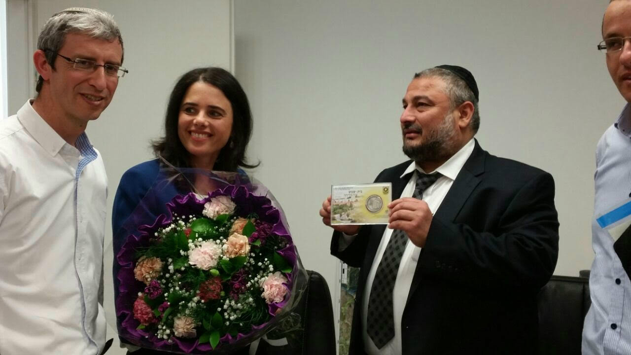 ראש העיר מעניק לשרה אות הוקרה 