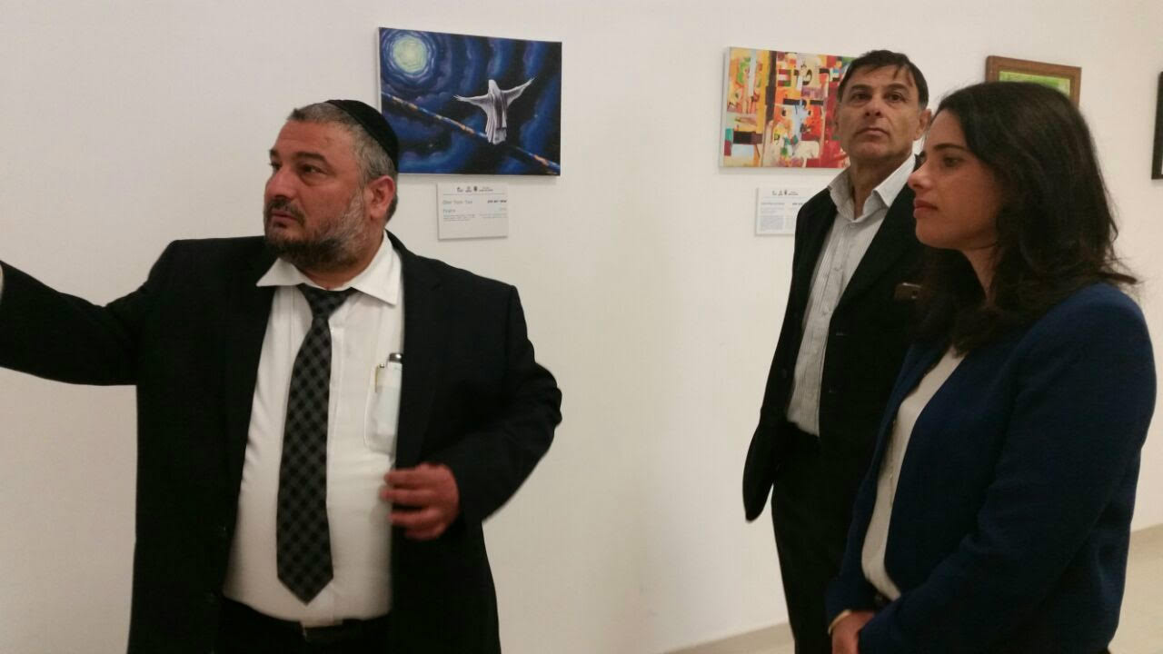 ראש העיר מציג לשרה את תערוכת האמנים תושבי העיר
