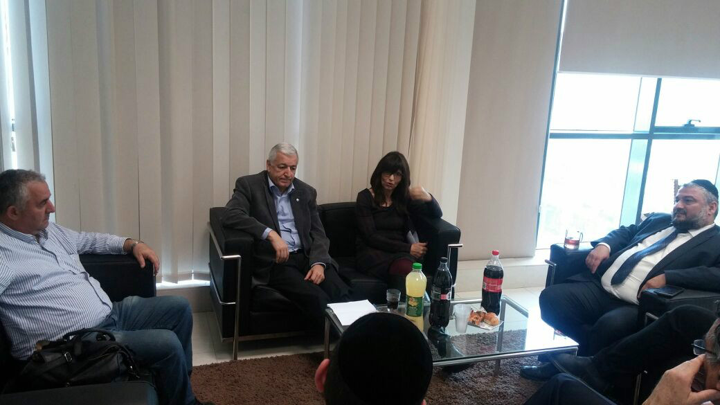 מנכל הביטוח הלאומי פרופ' שלמה מור יוסף בפגישה אצל ראש העיר משה אבוטבול וסגנו שמוליק גרינברג