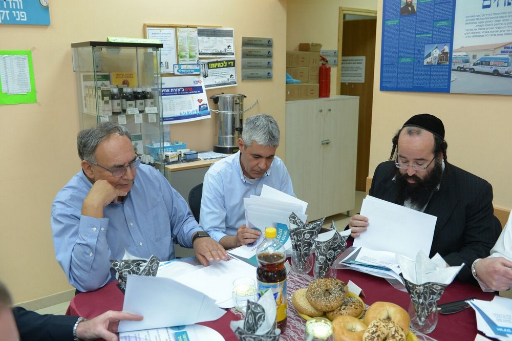 הרב אברהם קאפ יור עזרת אחים עם בכירי העיר