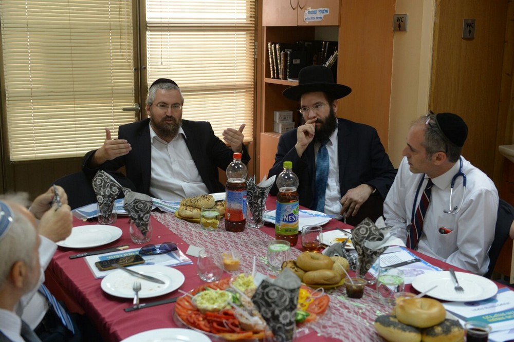 הרב אברהם קאפ יור עזרת אחים עם בכירי העיר