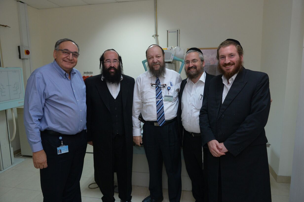 הרב אברהם קאפ יור עזרת אחים עם בכירי העיר