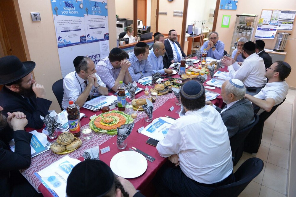 הרב אברהם קאפ יור עזרת אחים עם בכירי העיר