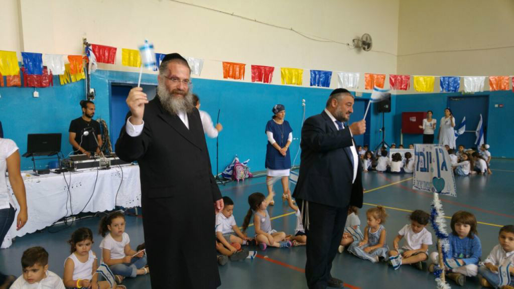 ראש העיר והמומנה על החינוך ישעיהו ארנרייך מחלקים דגלים לילדים